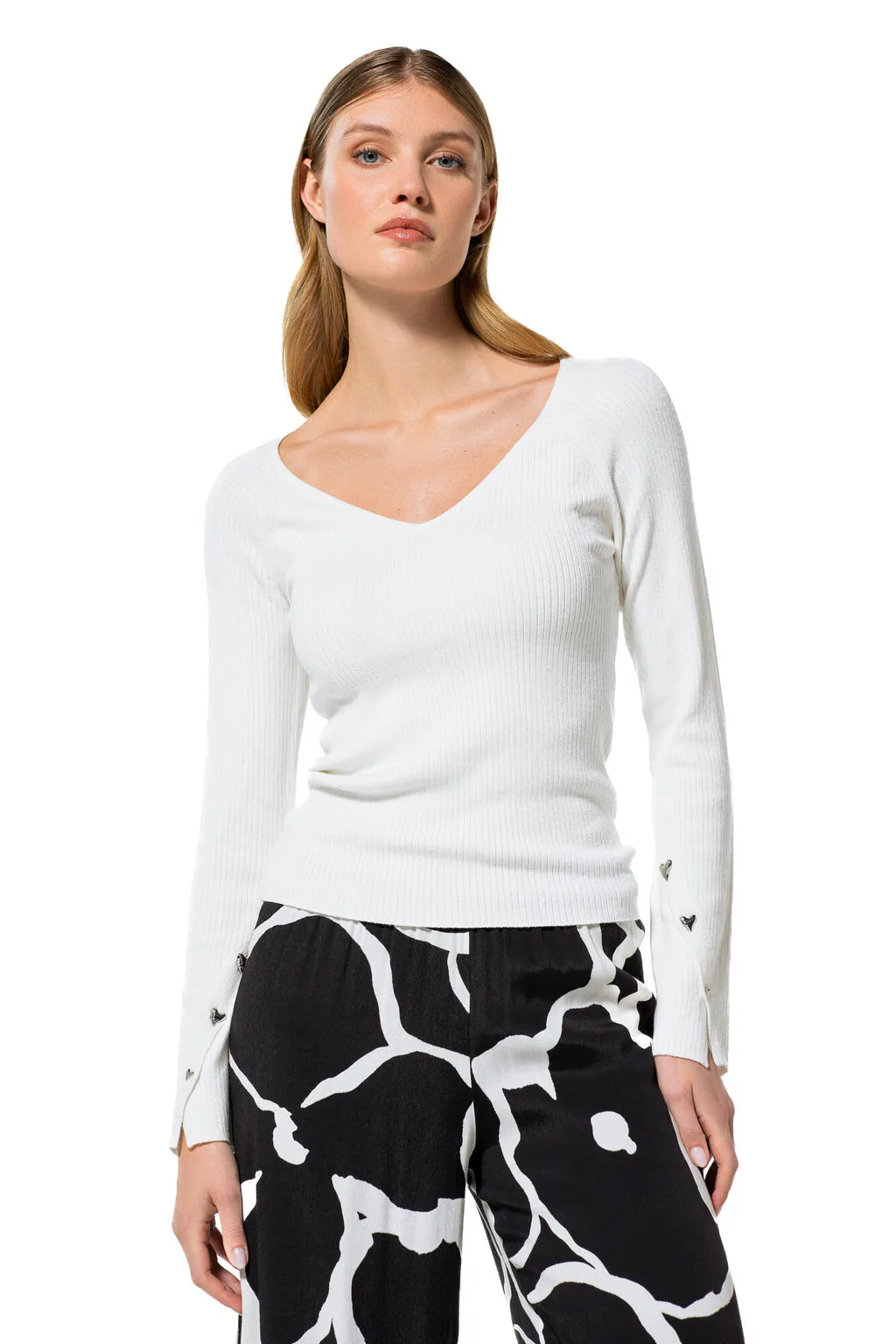 Caroline Biss WHITE FITTED V-NECK RIB-KNIT PULLOVER