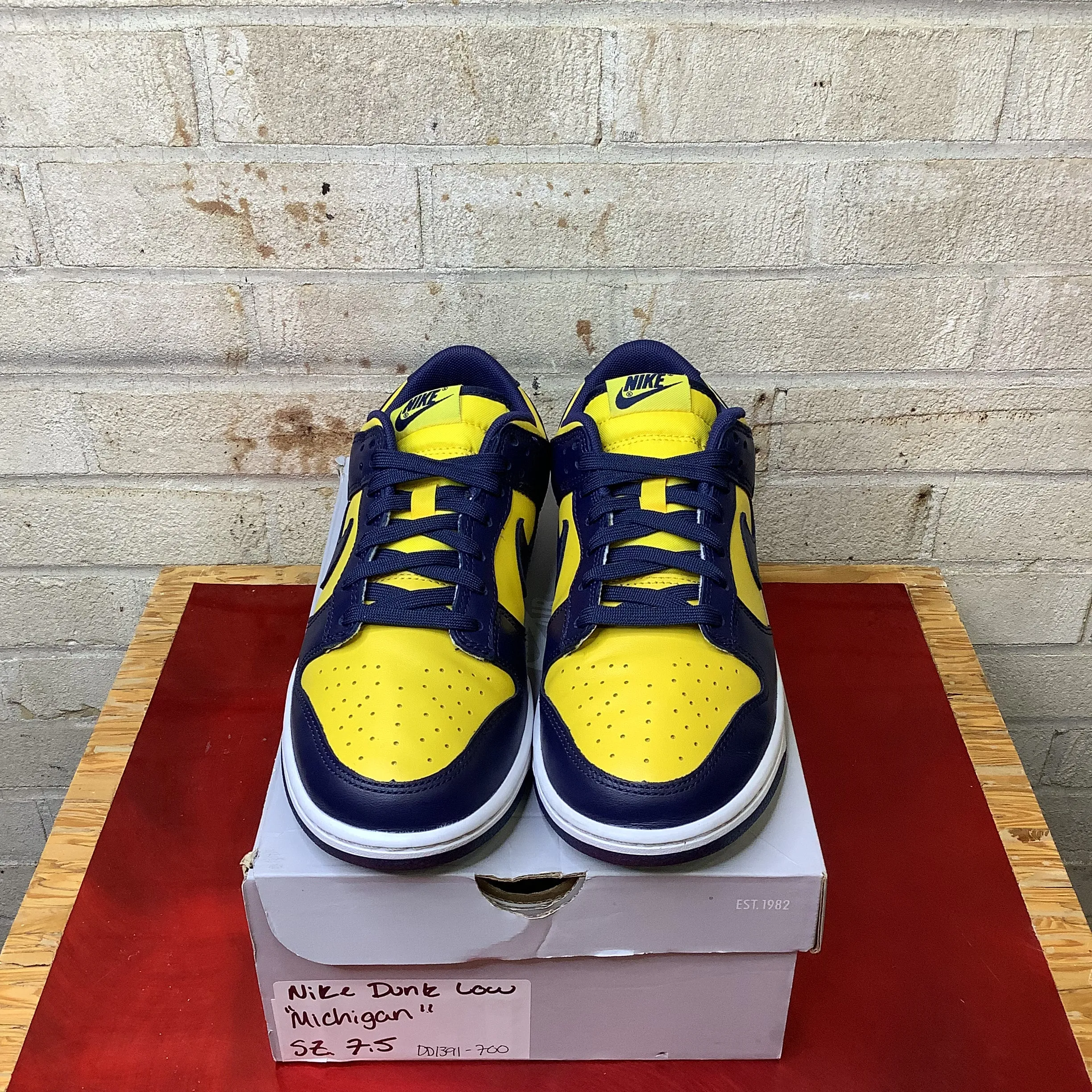 NIKE DUNK LOW MICHIGAN SIZE 7.5 DD1391-700