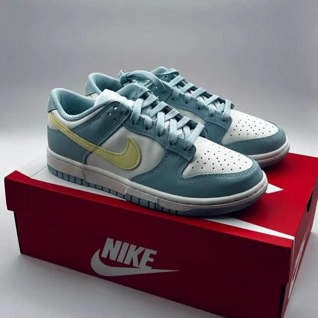 Nike dunk low wmns white light blue